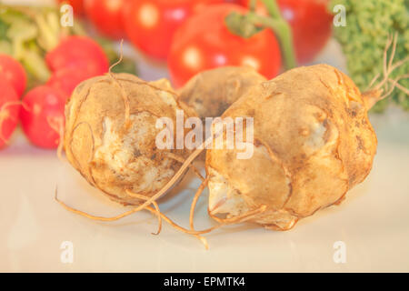 Un paio di carciofo di Gerusalemme, di fronte raddish, pomodoro e rapa Foto Stock