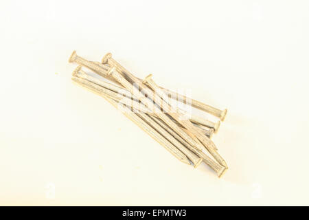 Un sacco di chiodi di metallo,isolati su sfondo bianco Foto Stock