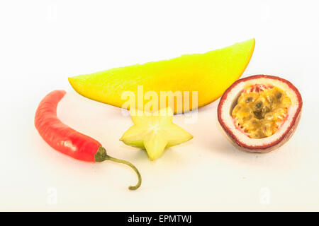 Mango, passione, carambole e peperoncino, su sfondo bianco Foto Stock