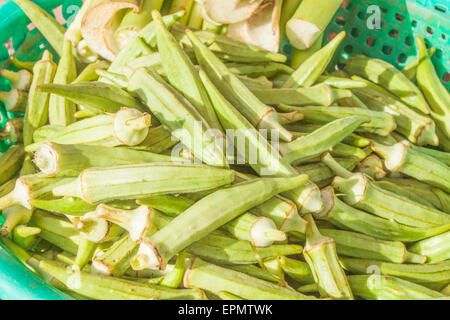 Un mucchio di verde okra in un cestello, in corrispondenza di un mercato Foto Stock