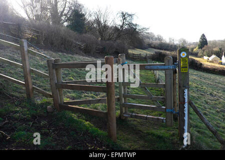 Legno 'kissing gate", sul sentiero publc, in campo vicino Pentyrch, nord, Cardiff South Glamorgan, Wales, Regno Unito Foto Stock