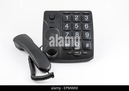 Telefono nero con pulsanti di grandi dimensioni su sfondo bianco Foto Stock