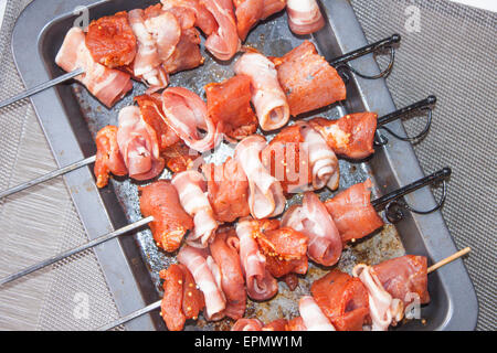 Cinque di maiale, pancetta, spiedini di carne, barbeque in attesa Foto Stock