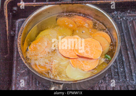 La frittura di patate dolci e patatine fritte Foto Stock