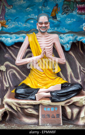 Statua buddista di un uomo in una posizione di meditazione Foto Stock