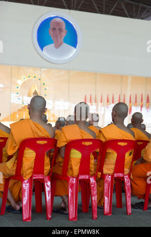 I monaci che pregano a Wat Phra Dhammakaya Foto Stock