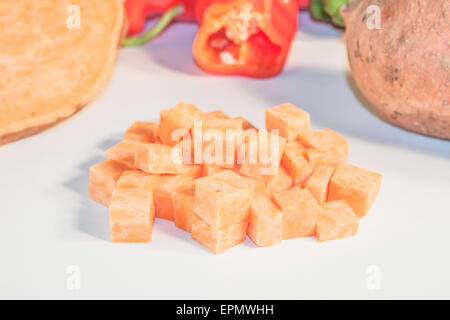 La patata dolce a dadini, davanti di erbe e verdure Foto Stock