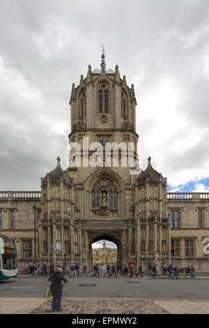 Tom Tower o di grande Tom è la torre campanaria della chiesa di Cristo College, facciata e gate visto da St Aldate, Oxford, England, Regno Unito Foto Stock