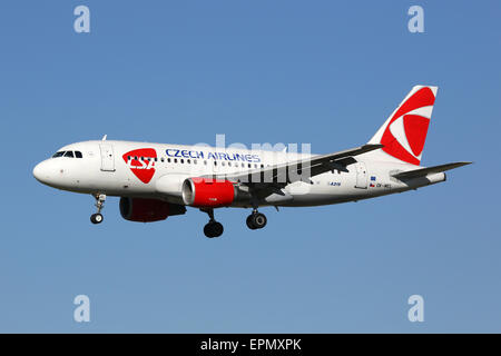 Barcellona, Spagna - 11 dicembre 2014: UN CSA Czech Airlines Airbus A319, con registrazione OK-MEL avvicinando Barcellona Airpor Foto Stock