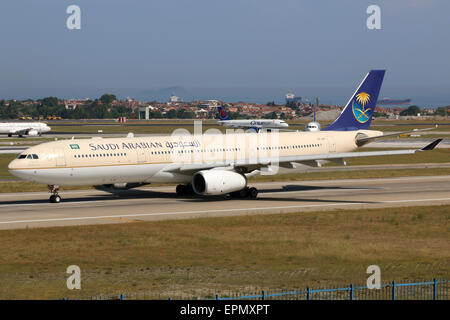 Istanbul, Turchia - 28 Maggio 2014: Un Saudi Arabian Airlines Airbus A330-300 con la registrazione HZ-AQF decolla da Istanbul a Foto Stock