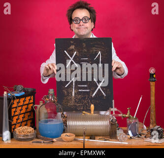 Il Professor in laboratorio mostra una lavagna con formula matematica Foto Stock