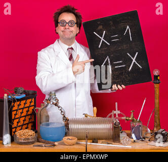 Il Professor in laboratorio mostra una lavagna con formula matematica Foto Stock