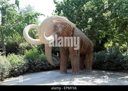 Parc de la Ciutadella Barcellona Catalonia Spagna statua di un mammut Foto Stock