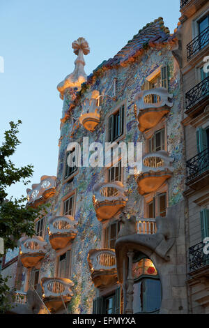 Barcellona Catalogna Spagna Casa Batllo a luce notturna del centro di Barcellona uno di Antoni Gaudí capolavori Foto Stock