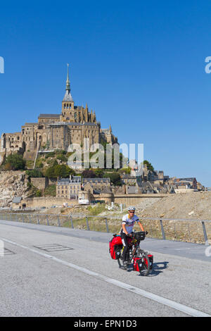 Mont St Michel e il nuovo ponte in Settembre Foto Stock