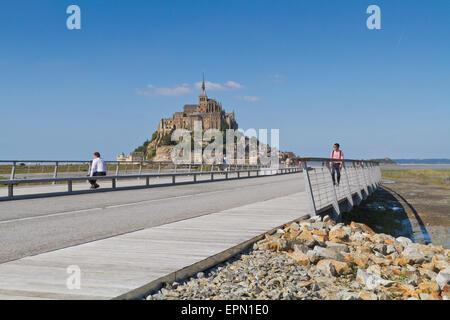 Mont St Michel e il nuovo ponte in Settembre Foto Stock