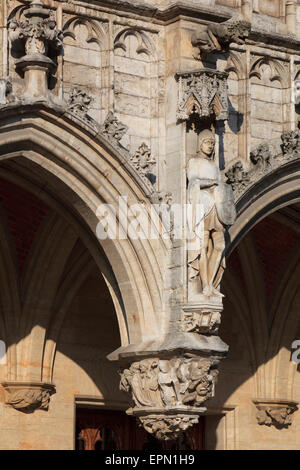 Dettaglio di una quattrocentesca statua gotica sul municipio di Bruxelles in Belgio Foto Stock