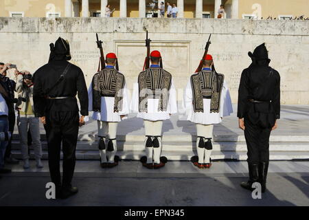 Atene, Grecia. Il 19 maggio 2015. Evzones (Greco guardia presidenziale) eseguire la cerimonia del Cambio della guardia presso la tomba del Milite Ignoto. Due Evzones sono vestita di nero uniforme tradizionale di soldati del Mar Nero. I greci del Ponto regione (Mar Nero) tenere una cerimonia di commemorazione per l'anniversario del genocidio del Mar Nero dall'Impero Ottomano. Il genocidio del Mar Nero è la pulizia etnica del cristiano la popolazione greca dal Ponto area in Turchia durante la Prima Guerra Mondiale e le sue conseguenze. Credito: Michael Debets/Alamy Live News Foto Stock