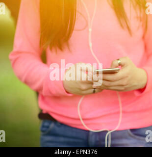 Primo piano delle ragazze adolescenti mani utilizzando i telefoni cellulari all'aperto Foto Stock