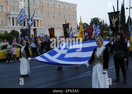 Atene, Grecia. 19 Maggio, 2015. Una bandiera greca è portato avanti del marzo all'Ambasciata turca. I greci del Ponto regione (Mar Nero) tenere una cerimonia di commemorazione per l'anniversario del genocidio del Mar Nero dall'Impero Ottomano. Il genocidio del Mar Nero è la pulizia etnica del cristiano la popolazione greca dal Ponto area in Turchia durante la Prima Guerra Mondiale e le sue conseguenze. © Michael Debets/Pacific Press/Alamy Live News Foto Stock