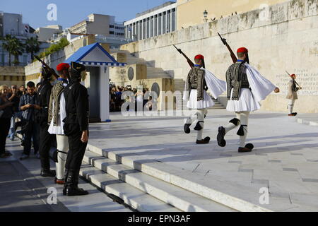 Atene, Grecia. 19 Maggio, 2015. Evzones (Greco guardia presidenziale) eseguire la cerimonia del Cambio della guardia presso la tomba del Milite Ignoto. Due Evzones sono vestita di nero uniforme tradizionale di soldati del Mar Nero. I greci del Ponto regione (Mar Nero) tenere una cerimonia di commemorazione per l'anniversario del genocidio del Mar Nero dall'Impero Ottomano. Il genocidio del Mar Nero è la pulizia etnica del cristiano la popolazione greca dal Ponto area in Turchia durante la Prima Guerra Mondiale e le sue conseguenze. © Michael Debets/Pacific Press/Alamy Live News Foto Stock