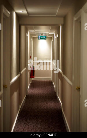 Corridoio stretto con la via di fuga Foto Stock