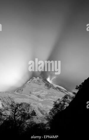 Il Manaslu al tramonto. A 8156 metri (26,759 piedi) Il Manaslu è l'ottava più alto picco sul pianeta. Foto Stock