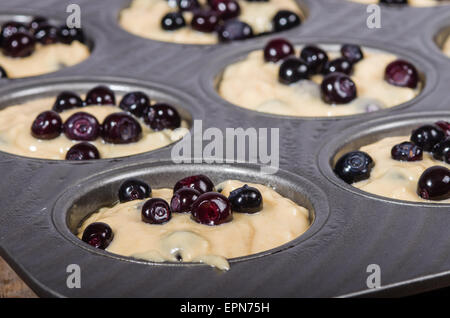 Pastella e bacche mature combinato per fare i muffin Foto Stock