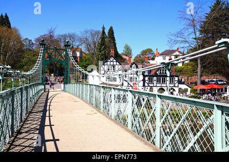 Sospensione Porthill ponte che attraversa il fiume Severn con il Boathouse Public House per la parte posteriore, Shrewsbury, Shropshire, Inghilterra, Foto Stock