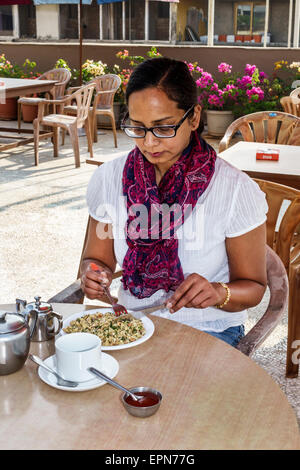 Mumbai India, Churchgate, Chateau Windsor, hotel, donne donne donne, ospite, ristorante, mangiare, colazione, tetto, terrazza, India150227002 Foto Stock