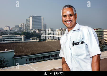 Mumbai India, Churchgate, Chateau Windsor, hotel, skyline della città, uomo uomini maschio, lavoro, lavoratori dipendenti lavoratori dipendenti personale di lavoro, tetto, terrazza, India150227004 Foto Stock