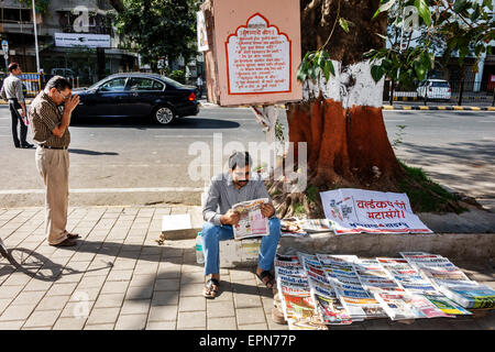 Mumbai India, Churchgate, Veer Nariman Road, giornale stalla marciapiede, bancarelle, stand, stand, venditore, venditori, mercante, mercato, mercato, santuario, altare, uomini uomo Foto Stock