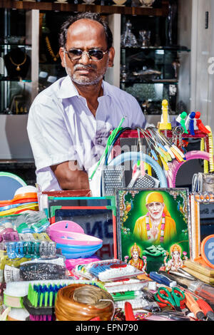 Mumbai India,Apollo Bandar,Colaba,Industriati Sakharkar Marg,Road,Causeway,Market,Lala Nigam Road,shopping shoppers negozi di vendita di mercato, stor Foto Stock