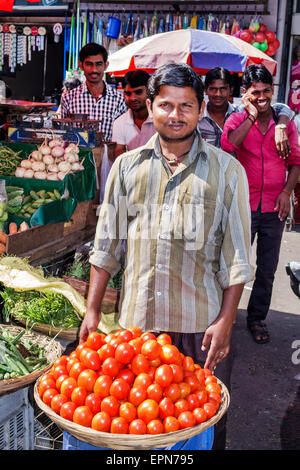 Mumbai India,Apollo Bandar,Colaba,Industriati Sakharkar Marg,Road,Causeway,Market,Lala Nigam Road,shopping shopper shopping negozi mercati di mercato mar Foto Stock