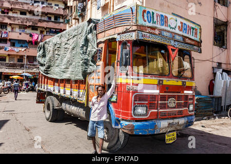 Mumbai India,Apollo Bandar,Colaba,Causeway,mercato,Lala Nigam Road,uomo uomini maschio,camion,camion,carrier,trasportatore,India150227086 Foto Stock