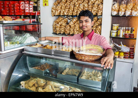 Mumbai India,Apollo Bandar,Colaba,Causeway,mercato,Shahid Bhagat Singh Marg,strada,cibo,vendita,vetrina,uomo uomini maschio,pasticceria,lavoro,lavoratore dipendente worke Foto Stock