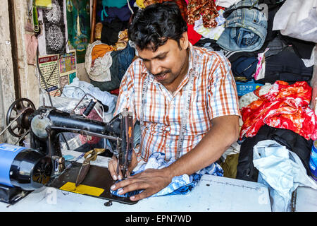 Mumbai India,Apollo Bandar,Colaba,Causeway,mercato,Shahid Bhagat Singh Marg,strada,uomo uomo maschio,sarto,marinaio,macchina da cucire,lavoro,commercio,lavoro,lavoro, Foto Stock