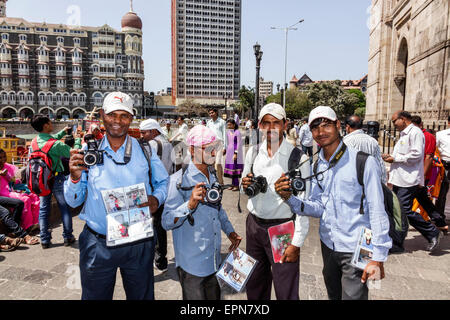 Mumbai India,Apollo Bandar,Colaba,Gateway of India,arco in pietra in stile Indo-Saracenico,il Palazzo Taj Mahal,hotel,uomo maschio,fotografi,fotografo, Foto Stock