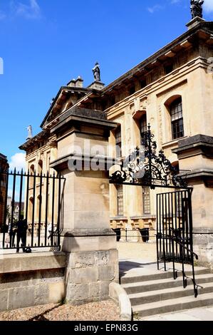 La facciata sud dell'edificio Clarendon visto attraverso un ferro battuto gateway, Oxford, Oxfordshire, Inghilterra, Regno Unito, Europa occidentale. Foto Stock