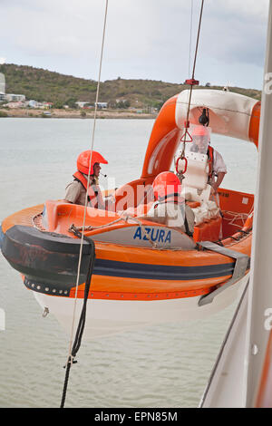 Uomo a mare trapano scialuppa di salvataggio a bordo Azura Foto Stock