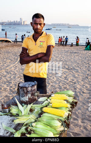 Mumbai India, Girgaon, Marine Drive, Chowpatty Beach, pubblico, venditori bancarelle bancarelle mercato stand, mais arrosto su pannocchie, uomo uomo maschio, arabo Foto Stock