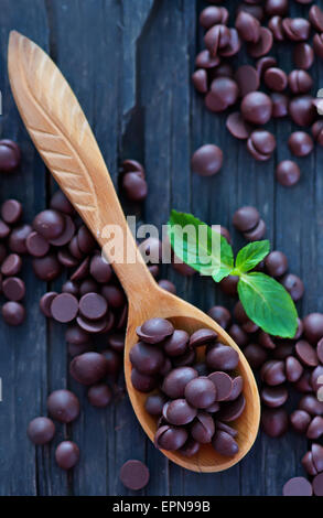 Dolci dolci al cioccolato in cucchiaio di legno e su di una tavola Foto Stock