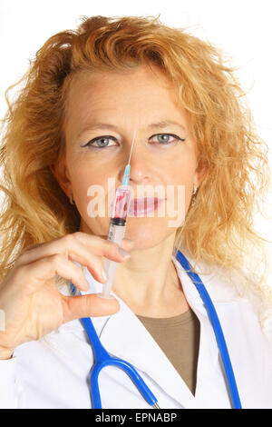 Femmina adulta medico tenendo una siringa con il colore rosa della medicina. Su uno sfondo bianco. Foto Stock