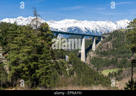 Ponte Europabrücke, dalla strada del Brennero, montagne innevate in lontananza, Innsbruck, in Tirolo, Austria Foto Stock