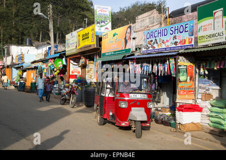 Negozi e tuk-tuk taxi, Haputale, Badulla District, provincia di Uva, Sri Lanka, Asia Foto Stock