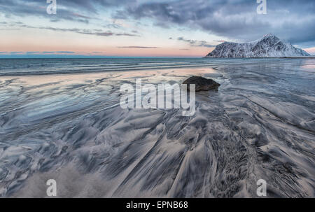 Strutture in sabbia, Skagsanden beach, Isole Lofoten in Norvegia Foto Stock