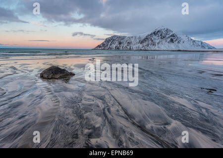 Strutture in sabbia, Skagsanden beach, Isole Lofoten in Norvegia Foto Stock