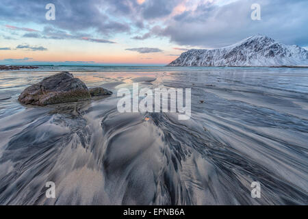 Strutture in sabbia, Skagsanden beach, Isole Lofoten in Norvegia Foto Stock