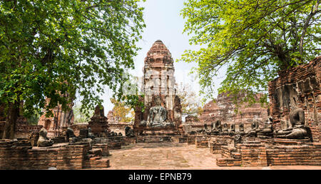 Tempio con stupa e grande Buddha, Wat Mahathat, Ayutthaya, Chang Wat Phra Nakhon Si Ayutthaya, Thailandia Foto Stock