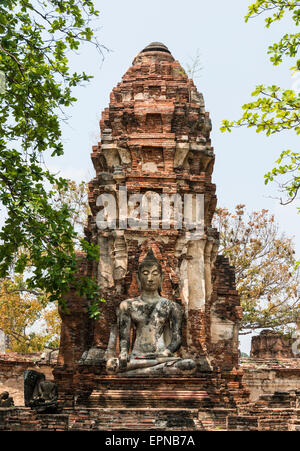 Tempio con stupa e grande Buddha, Wat Mahathat, Ayutthaya, Chang Wat Phra Nakhon Si Ayutthaya, Thailandia Foto Stock